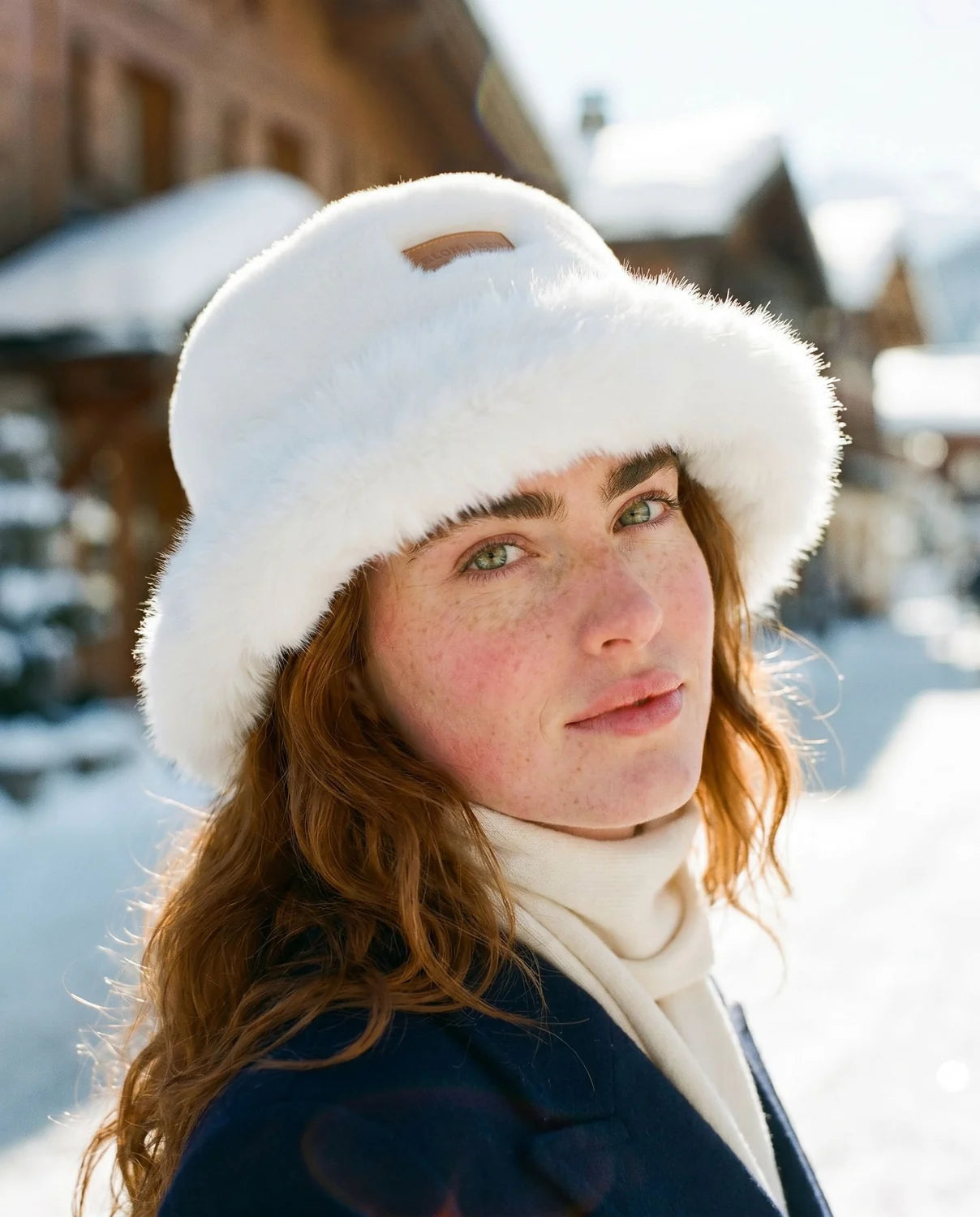 Winter Bucket Hat blanco en modelo, retrato close