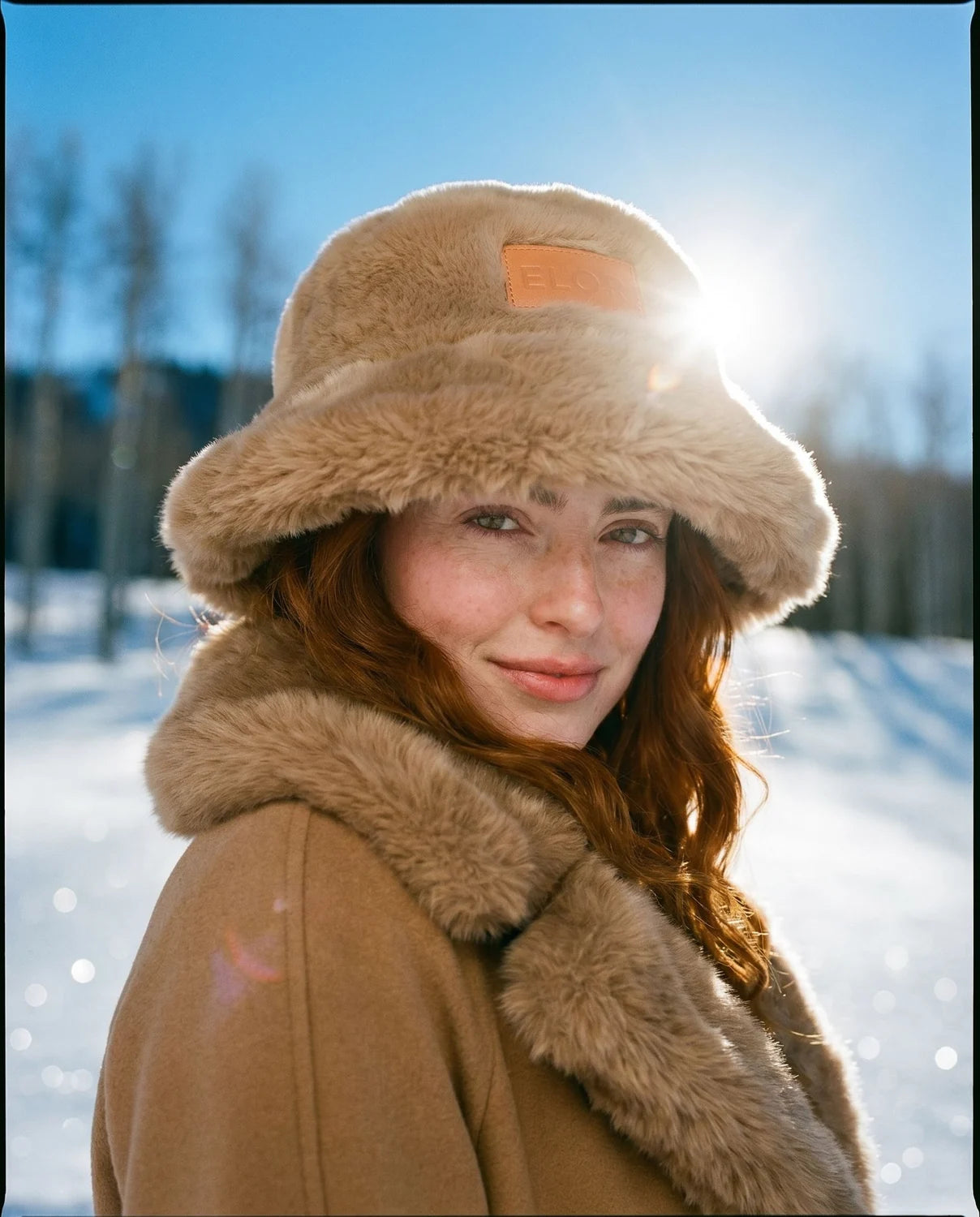 Winter Bucket Hat en modelo, close beauty contraluz