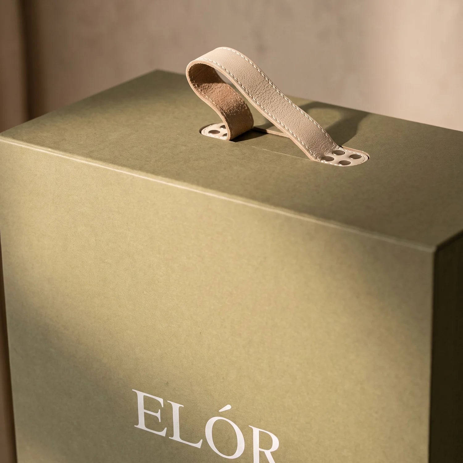 Detalle del asa de cuero natural de la Gift Box ELÓR