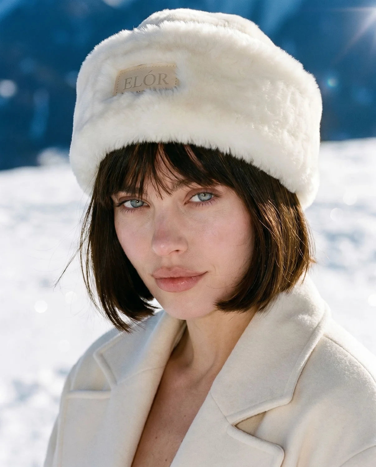 Boreal Hat en modelo, close beauty ojos azules
